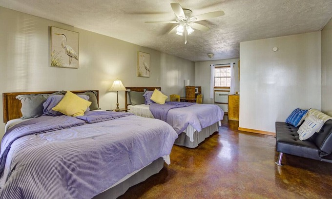 Redwood Hotel | Cozy Lake Front Room! H3