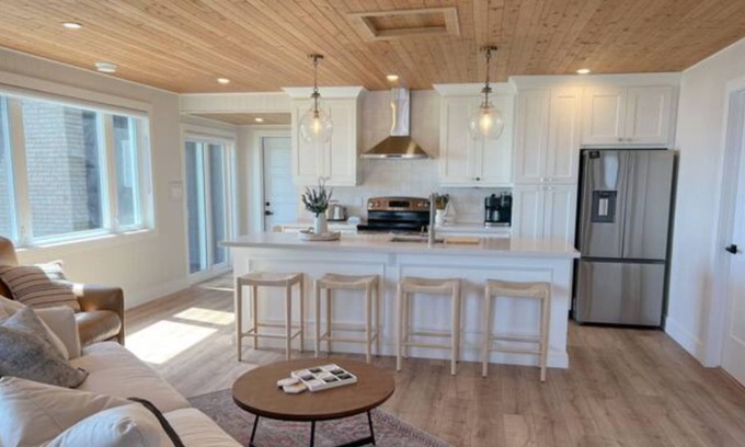 Turkey Point Cottage | Cozy Lake Front ‘Tiki’ Cottage