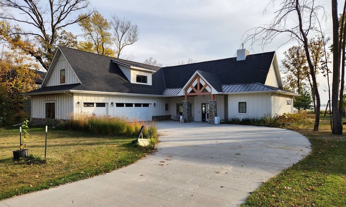 Pelican Rapids House | Cozy lake front home on Crystal Lake-Great for hosting!