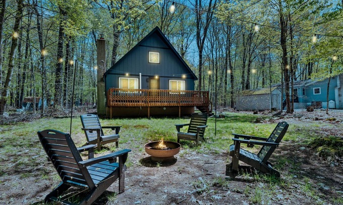 Pocono Lake Ski Chalet | Cozy Lake Getaway: Walk to Beach & Playground