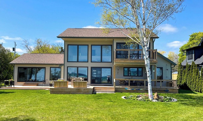 Collingwood House | Cozy Lake House and Coach Home - 5 minutes to downtown & 10 minutes to ski hills