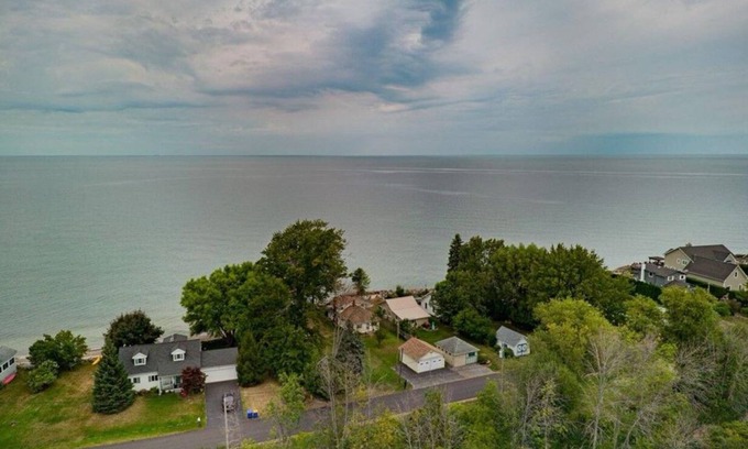 North Greece House | Cozy Lake house in Hilton with beach access.