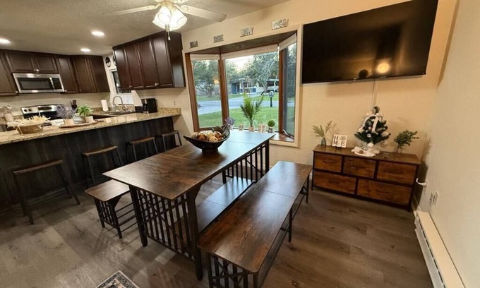 Auburndale House | Cozy lake house vacation retreat close to Orlando theme parks and beaches!