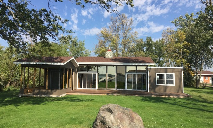 Verdi Cabin | Cozy Lake House with water on 3 sides! Walking distance to the Golf Course!