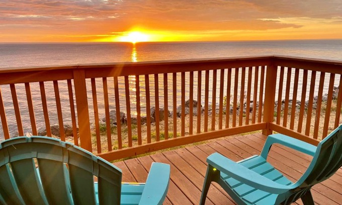 Pulaski House | Cozy LAKE ONTARIO WATERFRONT Breathtaking Views!
