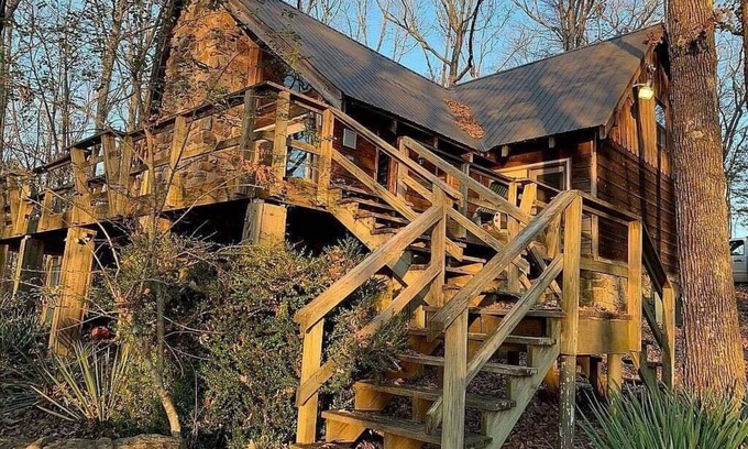 Drasco House | Cozy lake retreat at Tannenbaum Golf Club. Perfect for viewing the Eclipse!