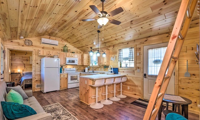 Cub Run Cabin | Cozy Lake Retreat w/ Private Dock, Deck & Views!