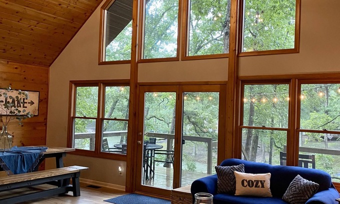 Effingham Cottage | Cozy Lake Sara Year-Round Cottage- Amazing beach and lake-side restaurants.