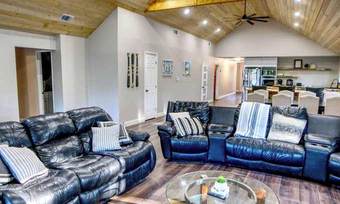 Gordonville Villa | Cozy lake side villa for family getaway. Pet-friendly