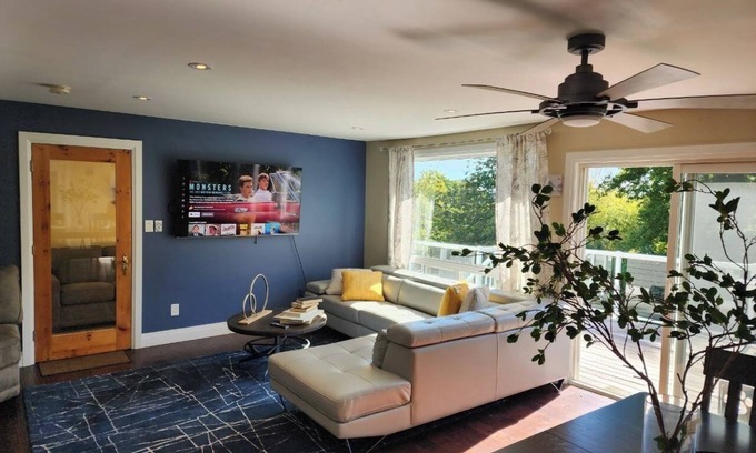 Oro-Medonte House | Cozy Lake Simcoe Retreat: Beach, Skiing, & Relaxation Minutes from Barrie!