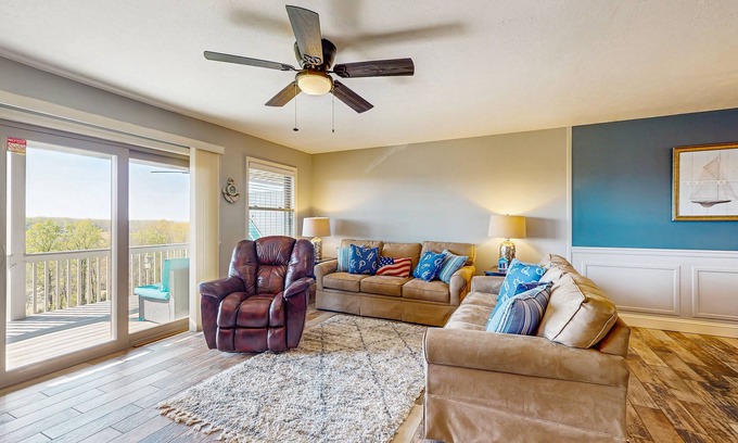 La Follette Condo | Cozy Lake-View Condo w/private washer/dryer and shared tennis court & pool
