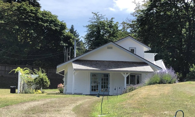 Salt Spring Island Cottage | Cozy Lakefront Cottage