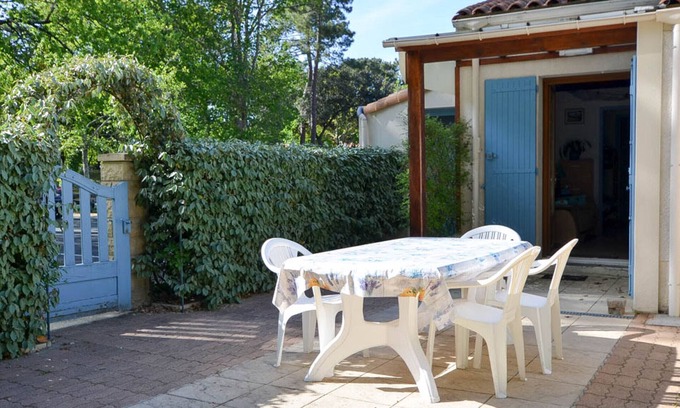 La Palmyre House | Cozy Lakefront 3BR Home with Terrace, BBQ, and Private Parking - Close to Beach & Shops
