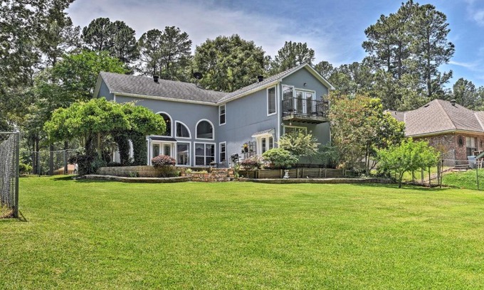 Benton House | Cozy Lakefront Benton Home about 20 Mi to Shreveport!