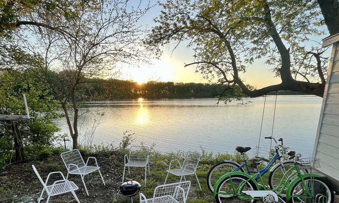 Spirit Lake Cabin | Cozy lakefront cabin - on both Big and Little Spirit Lake