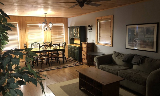 Deka Lake Cabin | Cozy lakefront cabin