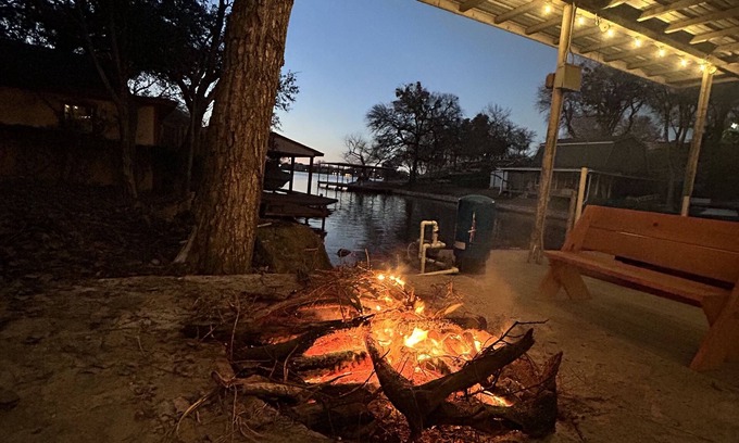 Granbury Cabin | Cozy lakefront cabin. Huge 🎣 dock, kayaks, nature & views!Bring your jet skis!