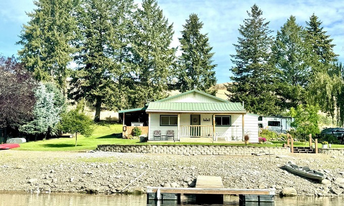 Tonasket Cabin | Cozy Lakefront Cabin - Hunters Welcome!