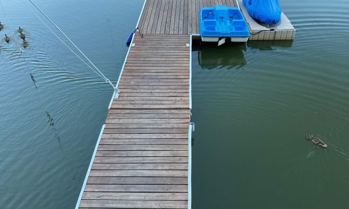 Eatonville Cabin | Cozy Lakefront Cabin (Pet-Friendly)