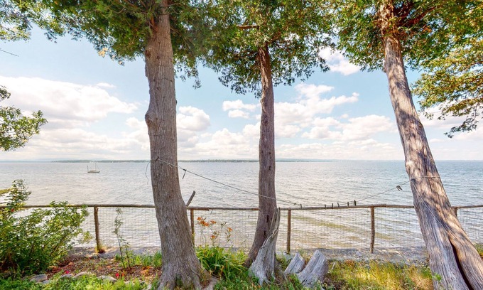 Grand Isle Cottage | Cozy lakefront cabin w/ deck, beach access, & outdoor shower