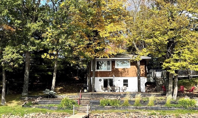 New Auburn Cabin | Cozy Lakefront Cabin w/Stunning Views & Pontoon!