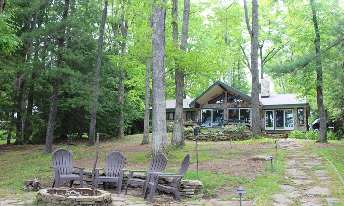 North Glade Hills Cabin | Cozy Lakefront Cabin with Stunning Views!