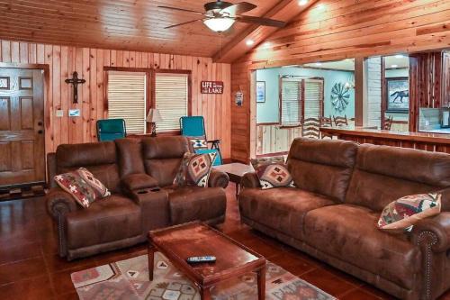 Negreet House | Cozy lakefront cabin with boat house and ramp on T