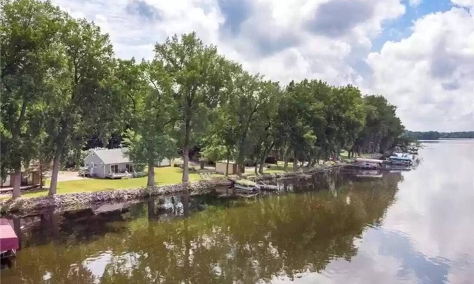 Victor Cabin | Cozy Lakefront Cottage