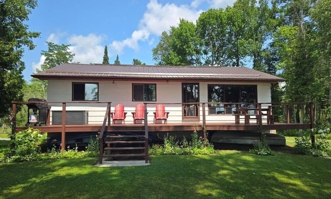 Douro-Dummer Cottage | Cozy Lakefront Cottage in Lakefield with Bunkie