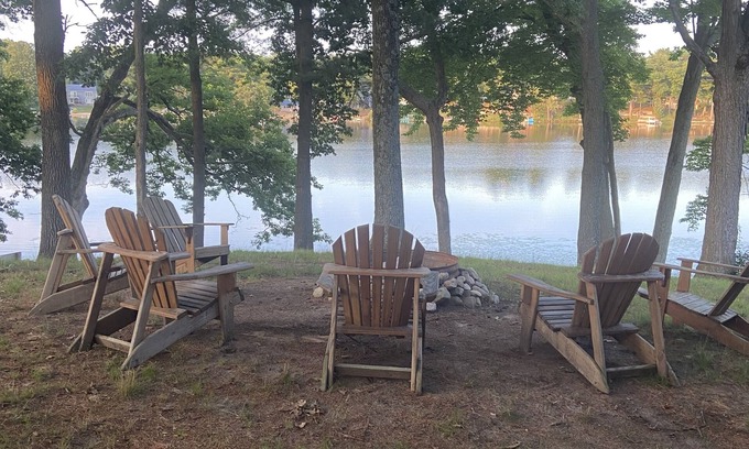 Twin Lake Cottage | Cozy lakefront cottage on all sports Hart Lake