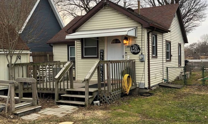 Shoreland Cottage | Cozy lakefront cottage. It’s a perfect getaway for a couple or a small family.