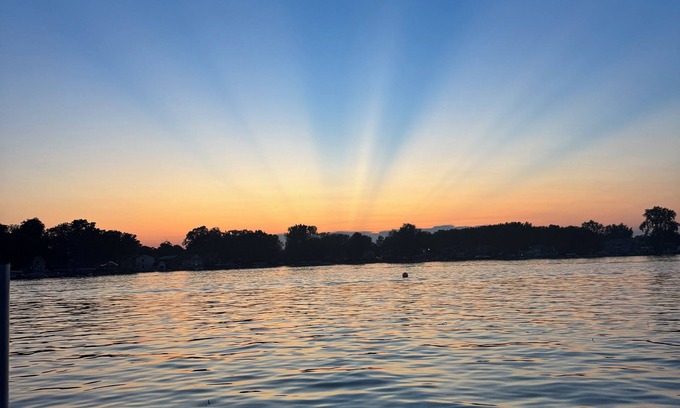 Fremont Cottage | Cozy Lakefront Cottage With Breathtaking Sunsets!