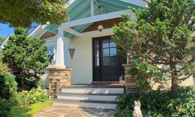 Kingston House | Cozy Lakefront Cottage