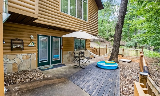 Lake Ozark Apartment | Cozy lakefront getaway with fenced yard & hammock