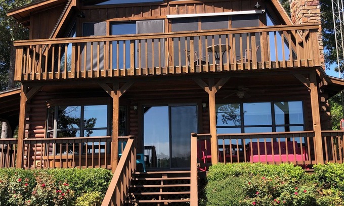 Murchison House | Cozy Lakefront log home on Callender Lake.