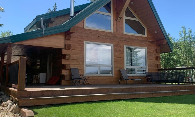 Central Alberta House | Cozy Lakefront Retreat at Lac La Nonne