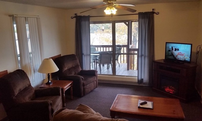 Wappapello Cabin | Cozy Lakefront with Fireplace at Marina