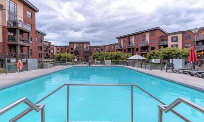 South Pandosy Condo | Cozy Lakehouse Condo with Pool