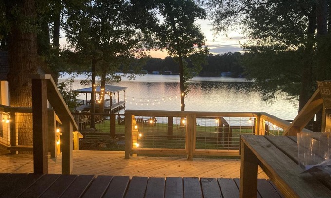 Mineola House | Cozy Lakehouse