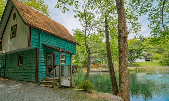 Blowing Rock Apartment | Cozy Lakeside Cabin #15 - Sleeps 6 - Full kitchen + fireplace - between Boone & Blowing Rock NC
