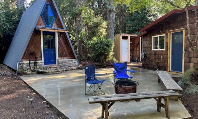 Bandon Cabin | Cozy lakeside cabin on Laurel Lake just outside Bandon Dunes. Pet friendly!