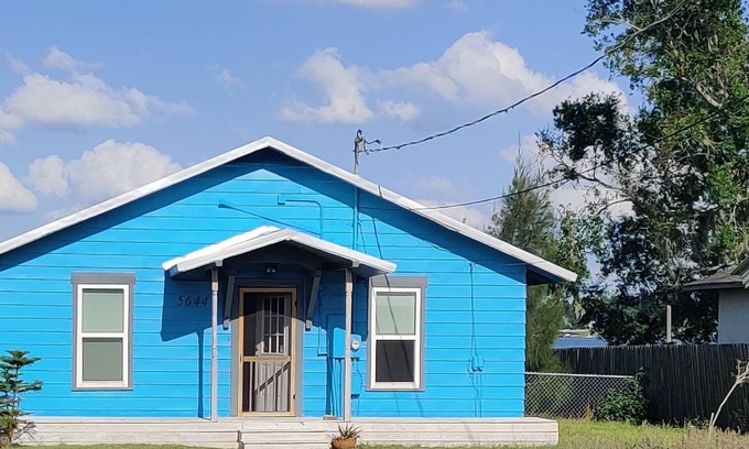 Winter Haven Cottage | Cozy Lakeside Cottage near Legoland, Winter Haven! Florida vacation ready!