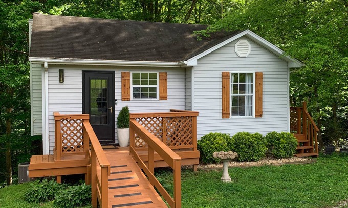 Scottsville Cottage | Cozy lakeside cottage- fire pit/lake access
