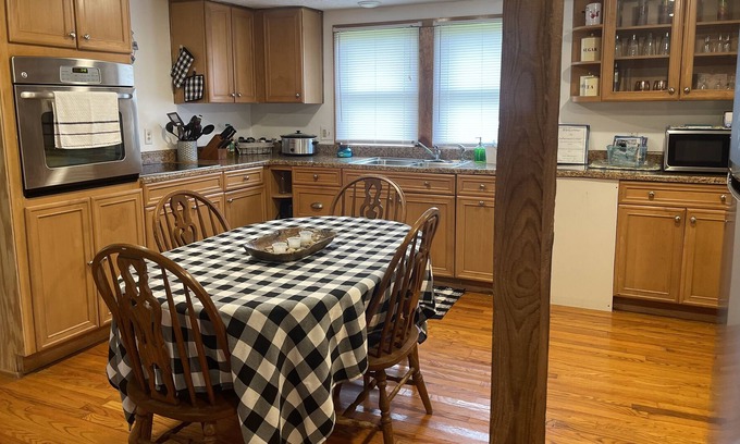 Oak Harbor House | Cozy Lakeside Cottage - 20 min to PIB Ferries!