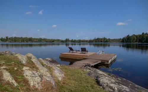 McKellar Cabin | Cozy Lakeside Cottage
