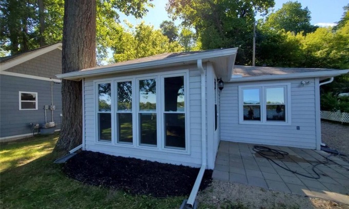 Brighton Cottage | Cozy lakeside cottage near Downtown