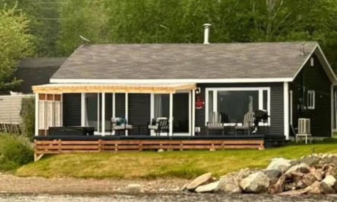 Terra Nova Cabin | Cozy Lakeside Cottage with hot tub, games room, kayaks and paddle boards.