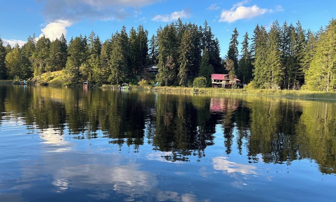 Regional District of Nanaimo House | Cozy lakeside retreat to relax and rejuvenate. n nPet friendly !