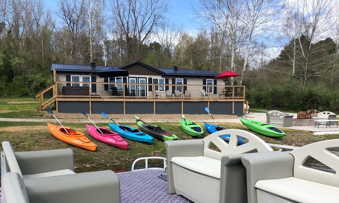 Millwood House | Cozy lakeside w/hot tub, firepit, electric fireplace 3Br 2Ba sleeps 6. Racine OH