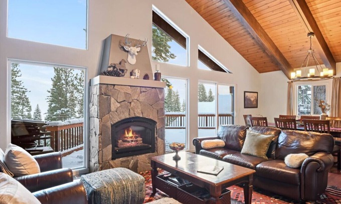 Chamberlands House | Cozy Lakeview Cabin | Fireplace & Laundry